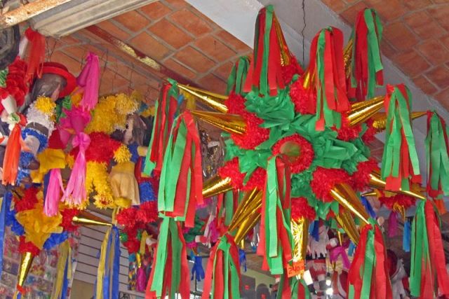 mexican-christmas-pinata